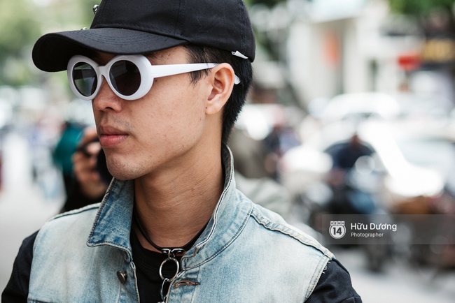 Street style ngày 3 Vietnam International Fashion Week: Giới trẻ Hà Nội lại quay về với cuộc chơi an toàn - Ảnh 32.