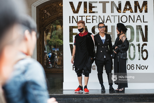 Street style ngày 3 Vietnam International Fashion Week: Giới trẻ Hà Nội lại quay về với cuộc chơi an toàn - Ảnh 23.