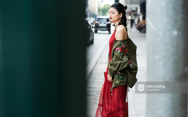 Street style ngày 3 Vietnam International Fashion Week: Giới trẻ Hà Nội lại quay về với cuộc chơi an toàn - Ảnh 18.