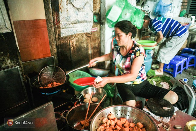 Quán bún đậu nổi tiếng phố Cát Linh: Ăn ở đây mà không nghe thấy tiếng chửi có khi lại mất vui! - Ảnh 2.