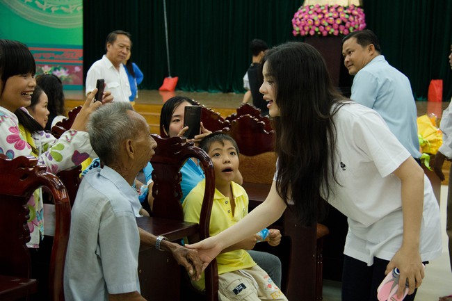 Lý Nhã Kỳ làm đầu bếp, nấu ăn cho 300 trẻ mồ côi và có hoàn cảnh khó khăn - Ảnh 9.