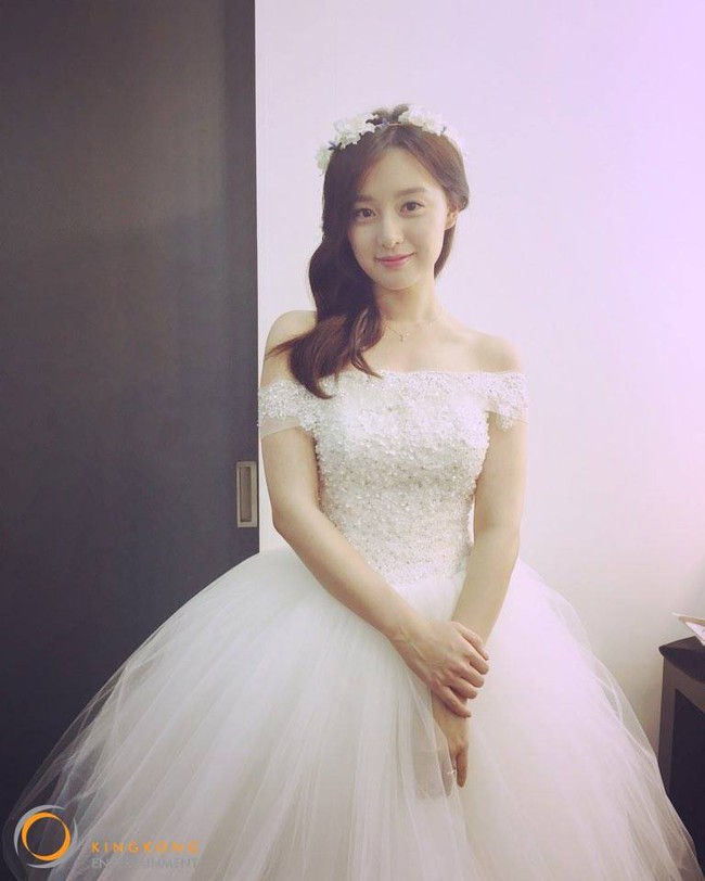 Cởi bỏ quân phục, Trung úy Yoon Kim Ji Won đẹp e ấp trong bộ váy cưới - Ảnh 12.