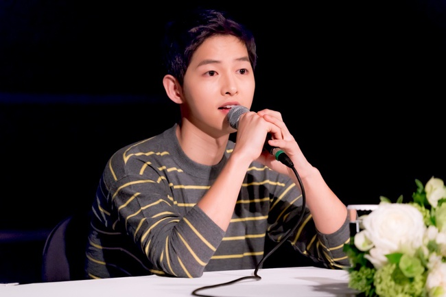 Song Joong Ki gián tiếp phủ nhận tin đồn hẹn hò: Song Hye Kyo đã là một tiền bối lớn mà tôi không thể với - Ảnh 1.