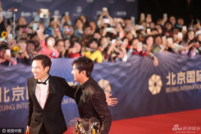 Đường Y&ecirc;n rạng rỡ b&ecirc;n trai đẹp Chung H&aacute;n Lương - Lee Min Ho tr&ecirc;n thảm đỏ LHP quốc tế Bắc Kinh - Ảnh 6.