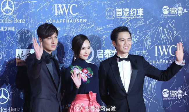 Đường Y&ecirc;n rạng rỡ b&ecirc;n trai đẹp Chung H&aacute;n Lương - Lee Min Ho tr&ecirc;n thảm đỏ LHP quốc tế Bắc Kinh - Ảnh 8.