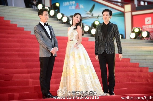 Đường Y&ecirc;n rạng rỡ b&ecirc;n trai đẹp Chung H&aacute;n Lương - Lee Min Ho tr&ecirc;n thảm đỏ LHP quốc tế Bắc Kinh - Ảnh 11.