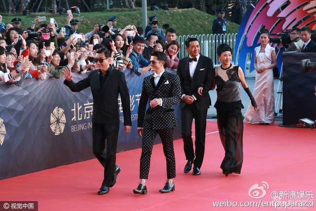 Đường Y&ecirc;n rạng rỡ b&ecirc;n trai đẹp Chung H&aacute;n Lương - Lee Min Ho tr&ecirc;n thảm đỏ LHP quốc tế Bắc Kinh - Ảnh 16.