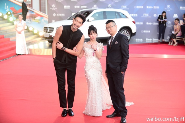 Đường Y&ecirc;n rạng rỡ b&ecirc;n trai đẹp Chung H&aacute;n Lương - Lee Min Ho tr&ecirc;n thảm đỏ LHP quốc tế Bắc Kinh - Ảnh 22.