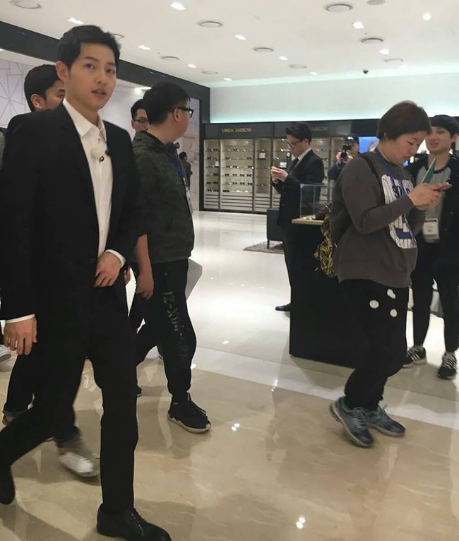 Song Joong Ki bị chỉ tr&iacute;ch &ldquo;h&aacute;m tiền&rdquo; khi ưu ti&ecirc;n Running Man bản Trung - Ảnh 4.