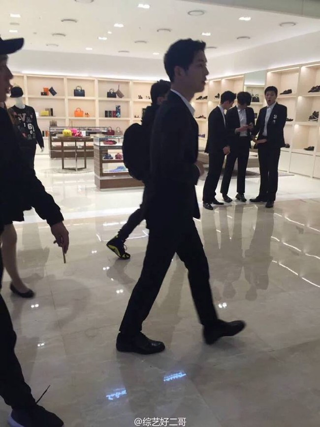 Song Joong Ki bị chỉ tr&iacute;ch &ldquo;h&aacute;m tiền&rdquo; khi ưu ti&ecirc;n Running Man bản Trung - Ảnh 3.