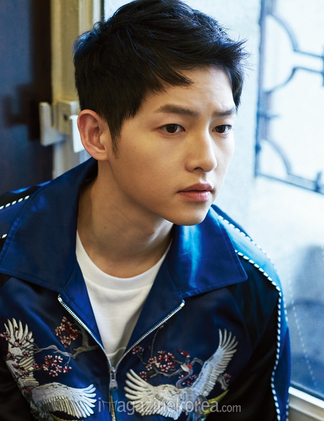 Song Joong Ki tung loạt ảnh giường chiếu khiến fan mê mệt - Ảnh 8.