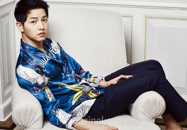 Song Joong Ki tung loạt ảnh giường chiếu khiến fan mê mệt - Ảnh 12.