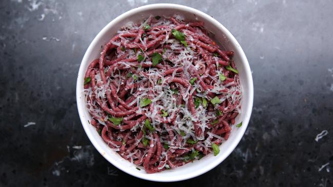 Tự l&agrave;m spaghetti đỏ m&agrave; kh&ocirc;ng cần d&ugrave;ng t&iacute; phẩm m&agrave;u n&agrave;o - Ảnh 1.