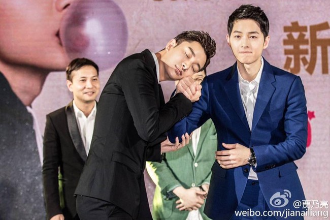 Đại &uacute;y Song Joong Ki cực điển trai, cười hết cỡ khi hội ngộ &ldquo;Nam thần kinh&rdquo; Giả N&atilde;i Lượng - Ảnh 5.