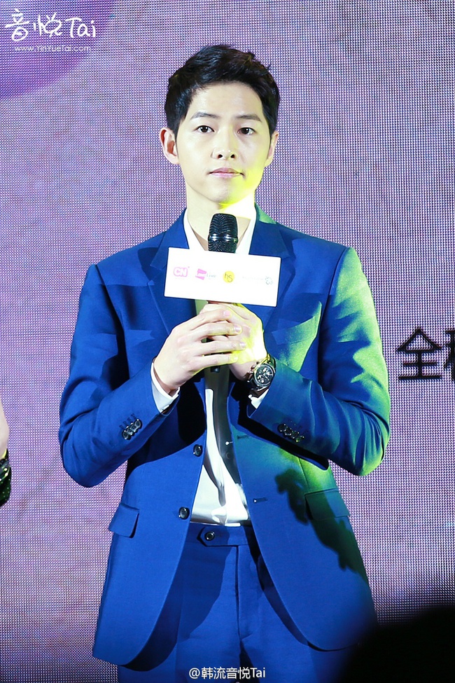 Đại &uacute;y Song Joong Ki cực điển trai, cười hết cỡ khi hội ngộ &ldquo;Nam thần kinh&rdquo; Giả N&atilde;i Lượng - Ảnh 9.