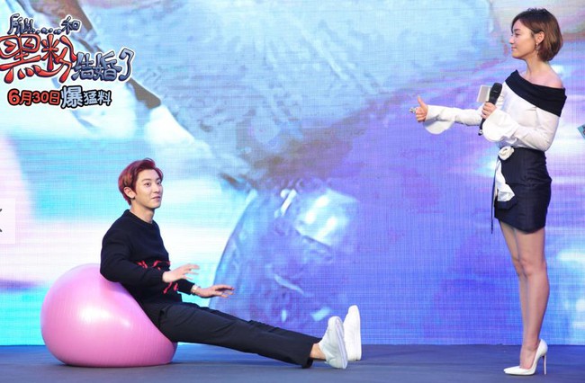 Chanyeol (EXO) ngượng ng&ugrave;ng đ&aacute;ng y&ecirc;u thế n&agrave;y khi được bạn diễn nam quỳ xuống h&ocirc;n tay! - Ảnh 5.
