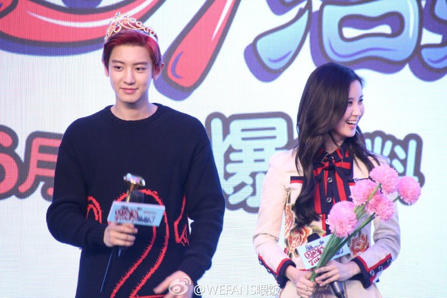 Chanyeol (EXO) ngượng ng&ugrave;ng đ&aacute;ng y&ecirc;u thế n&agrave;y khi được bạn diễn nam quỳ xuống h&ocirc;n tay! - Ảnh 11.