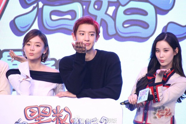 Chanyeol (EXO) ngượng ng&ugrave;ng đ&aacute;ng y&ecirc;u thế n&agrave;y khi được bạn diễn nam quỳ xuống h&ocirc;n tay! - Ảnh 15.