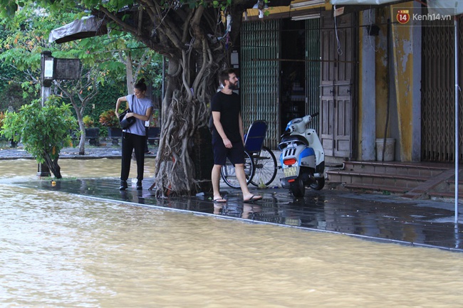 Hội An: Khách Tây thích thú lội nước, người dân lo lắng lũ về trong đêm - Ảnh 10.