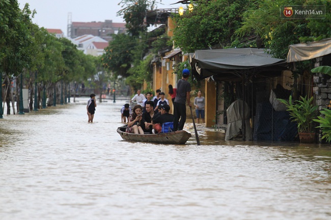 Hội An: Khách Tây thích thú lội nước, người dân lo lắng lũ về trong đêm - Ảnh 8.