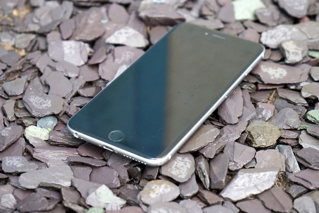 Một chiếc iPhone vừa cứu mạng anh l&iacute;nh chống khủng bố - Ảnh 1.