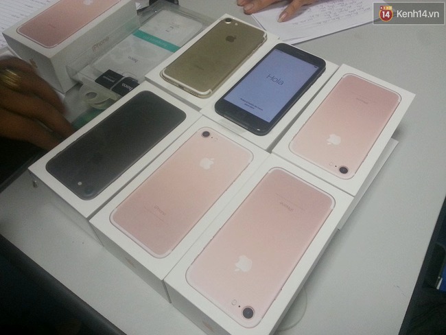 Hà Nội: Nam thanh niên mang 8 điện thoại iPhone 7 không hóa đơn đi bán bị thu giữ - Ảnh 2.