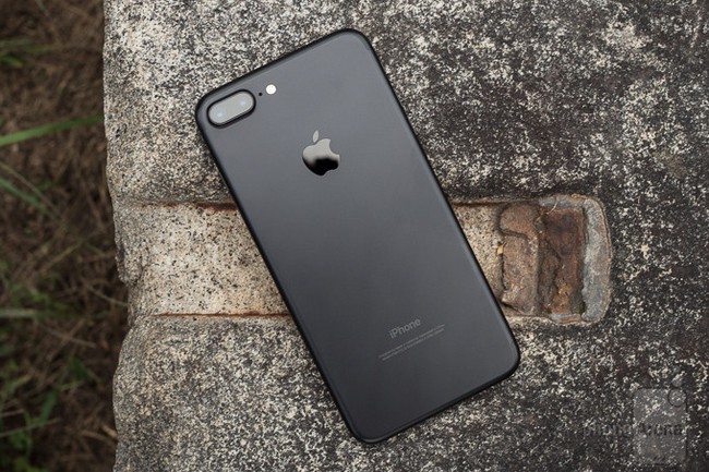 Chê nhàm chán, người Việt vẫn bỏ trăm tỷ mua iPhone chỉ trong một tuần - Ảnh 1.