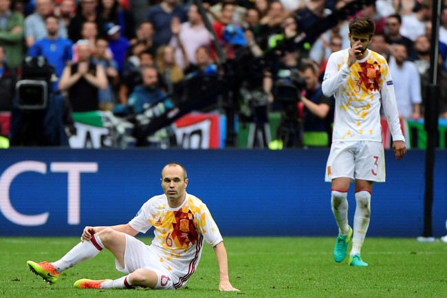 Tây Ban Nha bị loại khỏi Euro 2016 vì mặc trang phục trắng? - Ảnh 1.