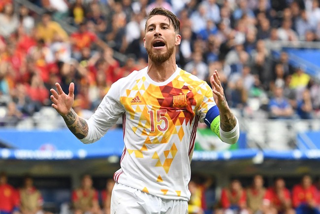 T&acirc;y Ban Nha bị loại khỏi Euro 2016 v&igrave; mặc trang phục trắng? - Ảnh 2.
