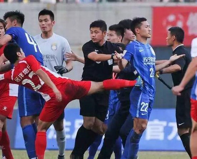 Cựu sao Chelsea và đồng đội bị đội bóng nghiệp dư Trung Quốc đánh sấp mặt - Ảnh 1.