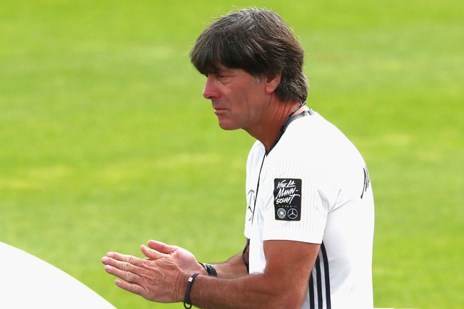 Thánh ngửi Joachim Loew gây tò mò về sợi dây chuyền luôn đeo trên cổ - Ảnh 3.