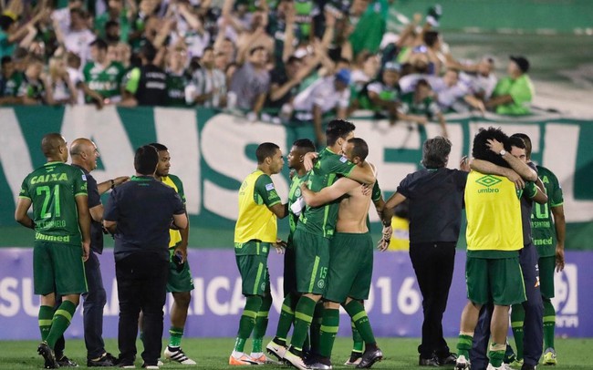 Pha cứu thua tuyệt vời n&agrave;y của thủ m&ocirc;n Chapecoense sẽ c&ograve;n được nhớ m&atilde;i - Ảnh 2.