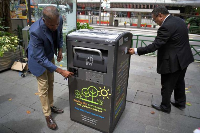 Bạn có thể dùng Wi-Fi được phát từ thùng rác ở Singapore - Ảnh 1.