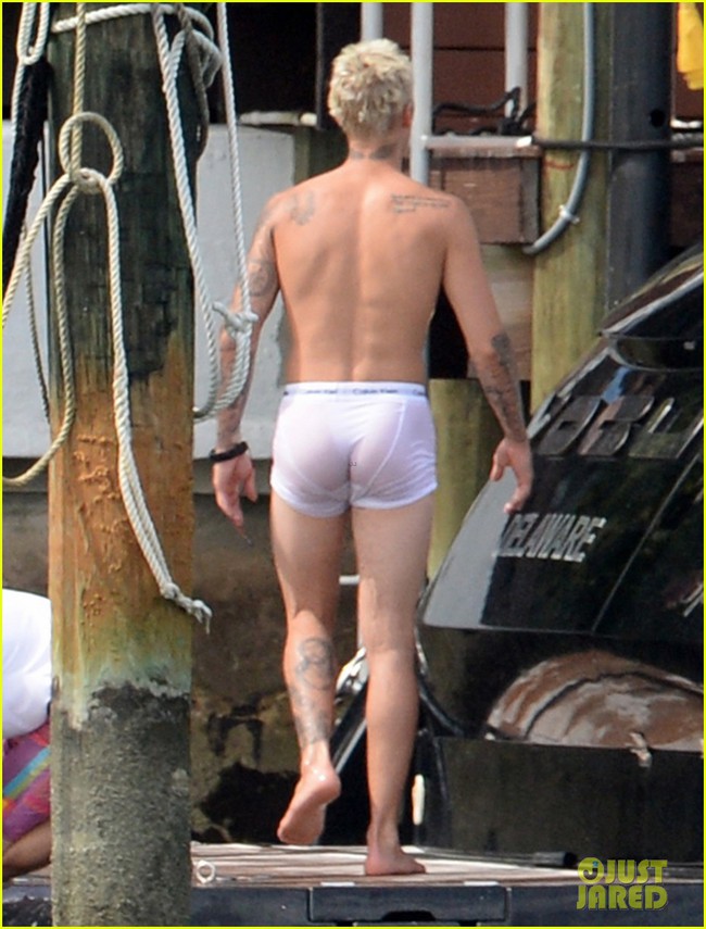 Justin Bieber lộ vòng 3 vì mặc nội y trắng ướt sũng khi chơi trên biển - Ảnh 3.