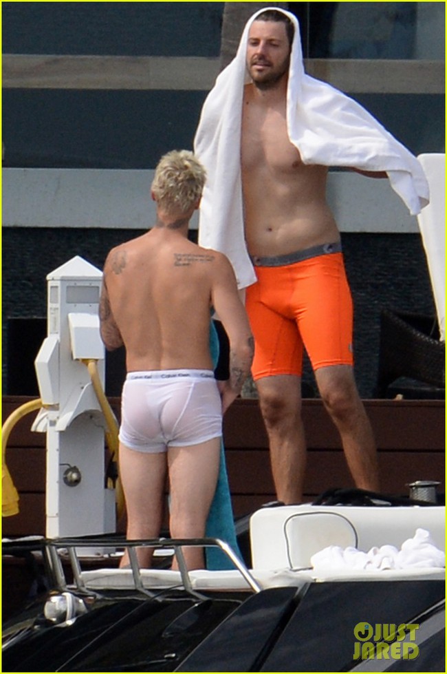 Justin Bieber lộ vòng 3 vì mặc nội y trắng ướt sũng khi chơi trên biển - Ảnh 4.