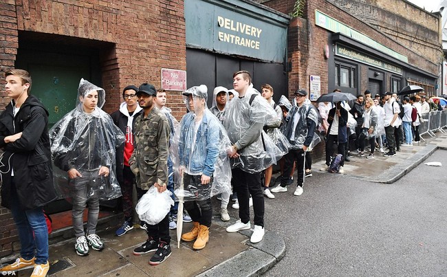 Fan khắp thế giới xếp hàng 15 tiếng, bất chấp mưa gió để mua đồ Kanye West thiết kế - Ảnh 1.