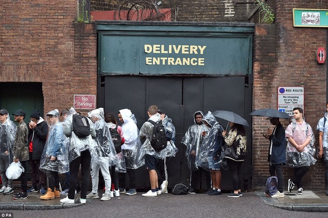 Fan khắp thế giới xếp hàng 15 tiếng, bất chấp mưa gió để mua đồ Kanye West thiết kế - Ảnh 7.