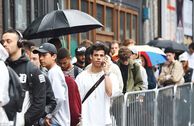 Fan khắp thế giới xếp hàng 15 tiếng, bất chấp mưa gió để mua đồ Kanye West thiết kế - Ảnh 2.
