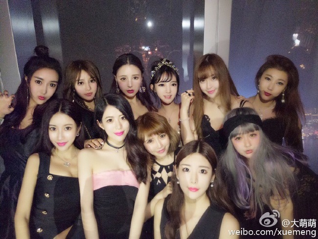 Bức ảnh 11 hot girl tụ hội trong 1 buổi tiệc gây sốt mạng xã hội Weibo - Ảnh 1.