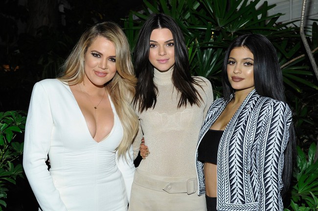 Bí quyết thon thả chỉ sau một đêm của chị em nhà Kardashian - Ảnh 1.