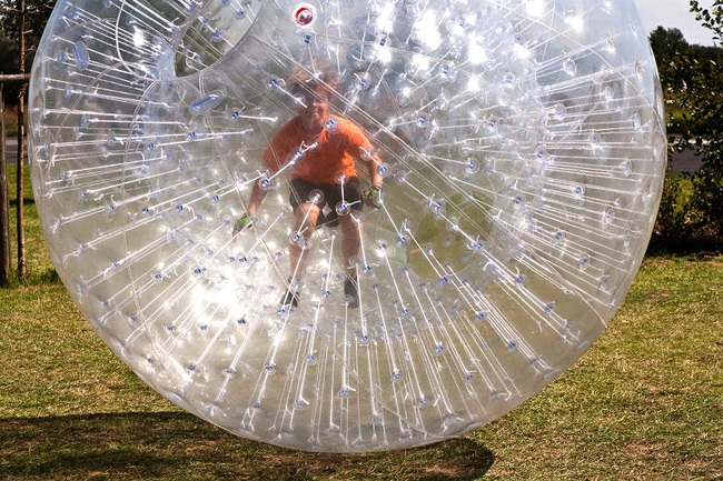 Zorbing Ball - Quả bóng khiến giới trẻ phát cuồng đã đến Việt Nam - Ảnh 1.