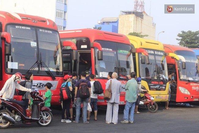 Trước ngày nghỉ lễ Giỗ tổ Hùng Vương, dòng người đổ ra các bến xe, sân bay  đông nghịt - Ảnh 17.