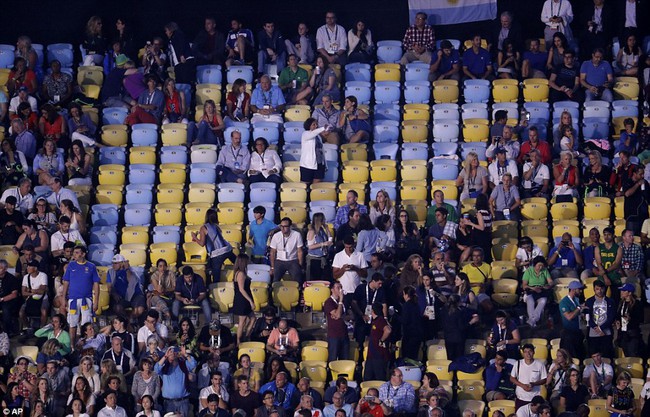 Lễ khai mạc Olympic 2016 đầy màu sắc, nhưng trống vắng trên khán đài và bạo loạn ngoài sân Maracana - Ảnh 5.