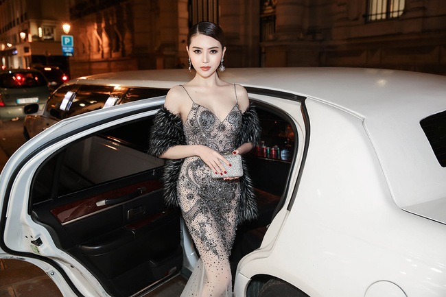 Ngọc Duyên diện đồ gợi cảm, Lê Hà khoe chân dài bên siêu xe tại show Victorias Secret - Ảnh 5.