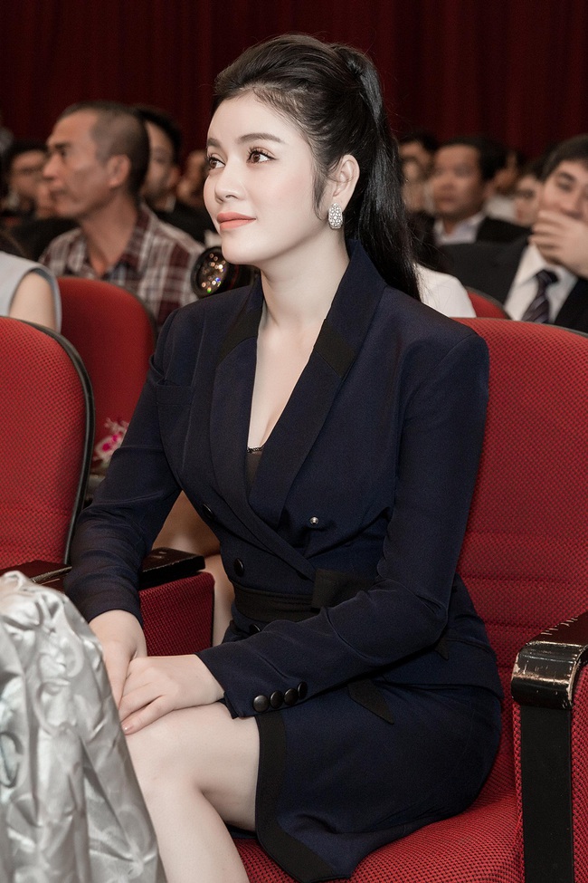 Kh&ocirc;ng v&aacute;y &aacute;o lộng lẫy, L&yacute; Nh&atilde; Kỳ vẫn y&ecirc;u kiều trong h&igrave;nh ảnh nữ doanh nh&acirc;n giản dị - Ảnh 3.