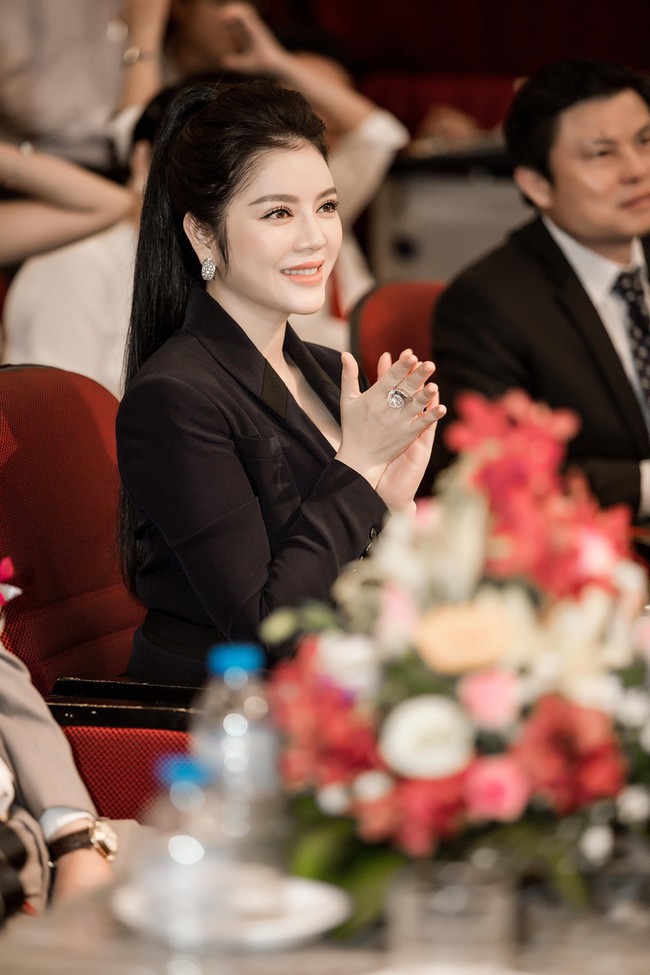 Kh&ocirc;ng v&aacute;y &aacute;o lộng lẫy, L&yacute; Nh&atilde; Kỳ vẫn y&ecirc;u kiều trong h&igrave;nh ảnh nữ doanh nh&acirc;n giản dị - Ảnh 7.