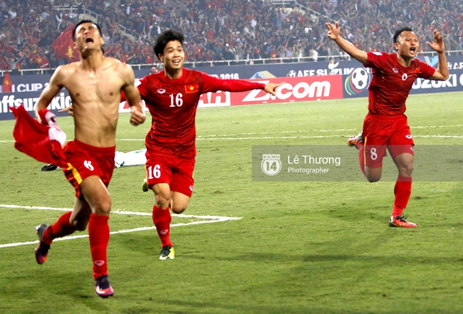 Khoảnh khắc Minh Tuấn chắp tay cảm ơn bố vừa qua đời sau khi ghi b&agrave;n lội ngược d&ograve;ng - Ảnh 3.