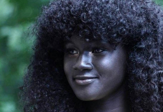 Vẻ đẹp của cô gái có làn da đen kỳ lạ nhất thế giới - Ảnh 2.
