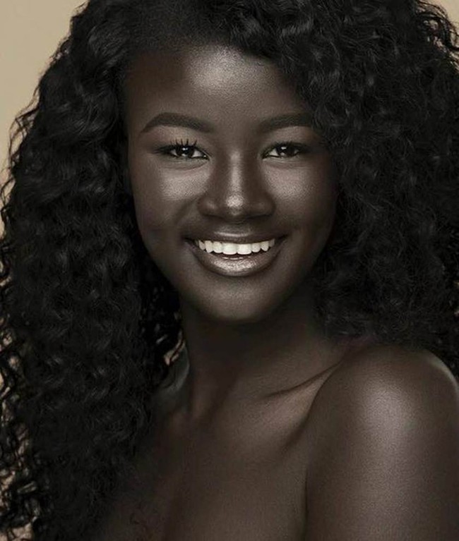 Vẻ đẹp của cô gái có làn da đen kỳ lạ nhất thế giới - Ảnh 3.