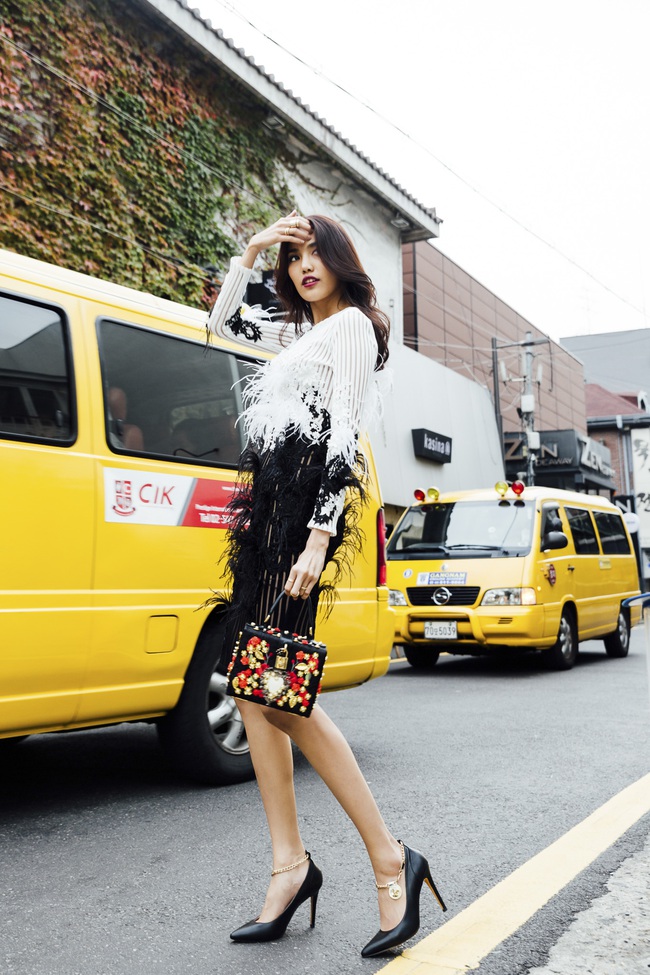 Cô trò Lan Khuê - Mai Ngô nổi nhất tuần qua với street style sành điệu trên đất Hàn - Ảnh 2.